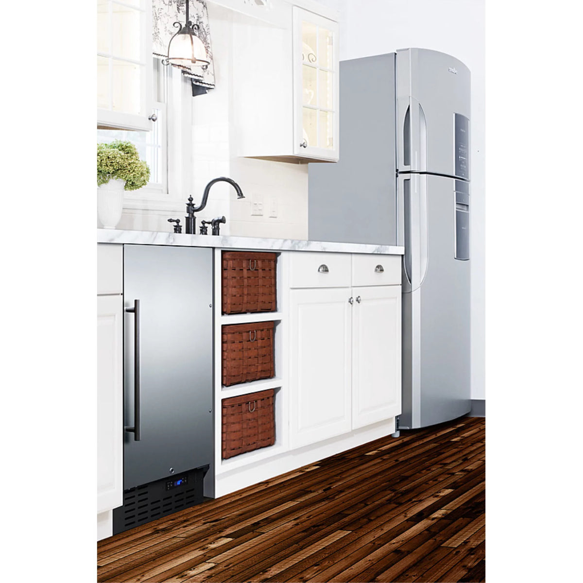 18" Undercounter Crescent Icemaker with Stainless Steel Door O40710