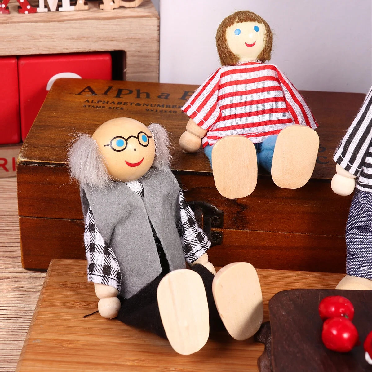 7 Pieces Wooden Dollhouse Family Set Mini People Figures B410